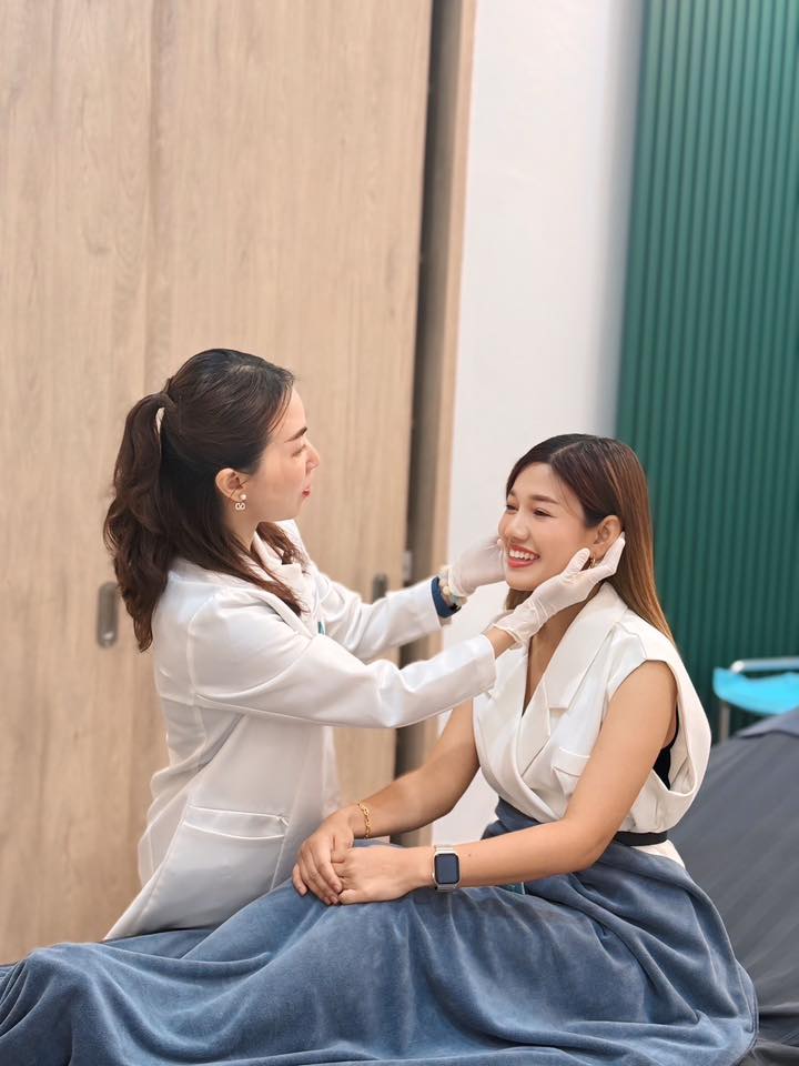 Begift Clinic คลินิกความงามอันดับ 1 ในภูเก็ต" ปรับรูปหน้าเรียว ดูแลผิวพรรณ ฟิลเลอร์ ร้อยไหม เลเซอร์ขน รอยดำ รอยแดง Ulthera Hifu Botox โดยหมอกิ๊บ แพทย์ผู้เชี่ยวชาญด้านความงาม ที่มีประสบการณ์มากกว่า 15 ปี